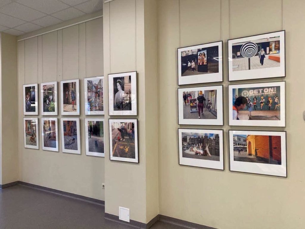 Фотографии од серијата „Street Life“ на ѕидовите на галеријата