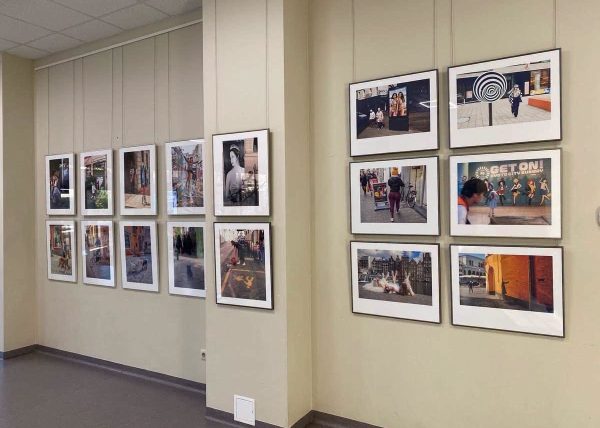 Фотографии од серијата „Street Life“ на ѕидовите на галеријата