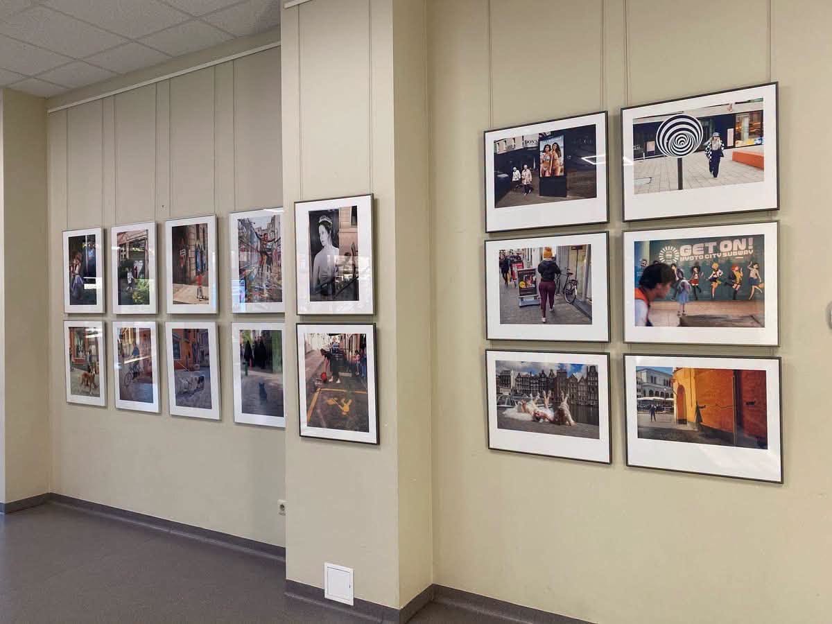 Фотографии од серијата „Street Life“ на ѕидовите на галеријата