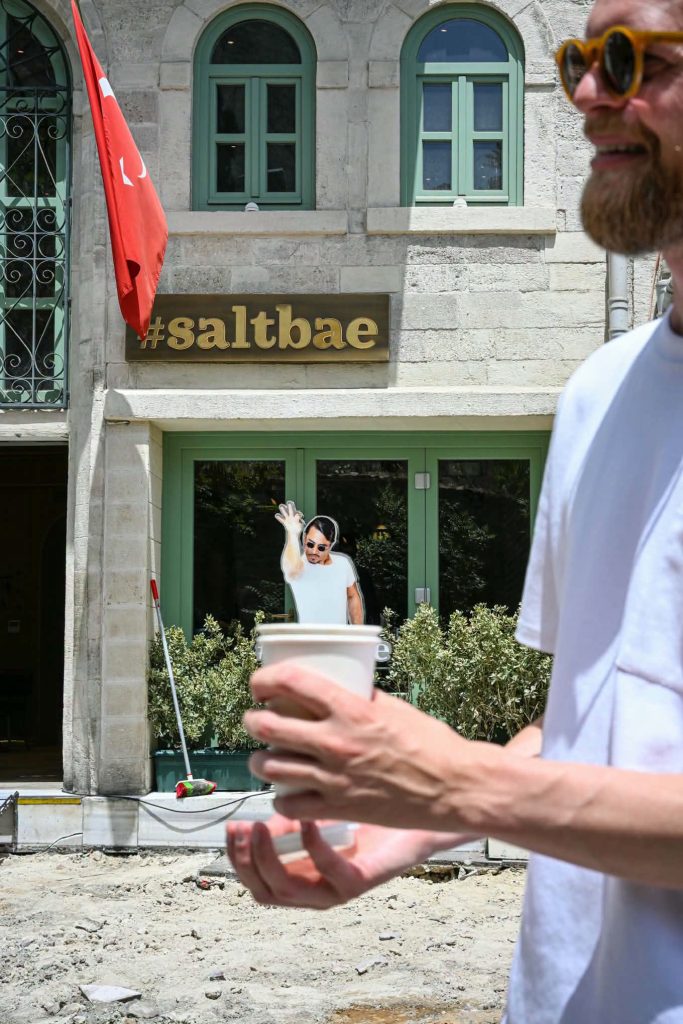 Пред ресторанот #saltbae